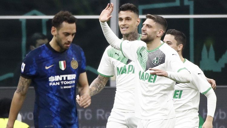 AC Milan kini harus gigit jari setelah winger Sassuolo, Domenico Berardi, yang bakal jadi pengganti Alexis Saelemaekers, dikabarkan menerima pinangan Napoli.(Foto: REUTERS/Alessandro Garofalo) Copyright: © REUTERS/Alessandro Garofalo