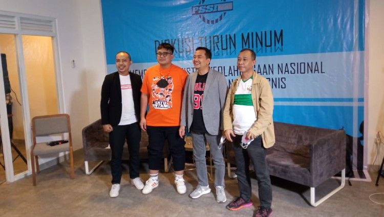 Ketua Komisi X DPR RI, Syaiful Huda dan Ketua Umum Jakmania, Diky Soemarno dalam Diskusi 'Turun Minum' yang digelar oleh PSSI Pers. (Foto: Petrus Manus Da Yerimon/INDOSPORT) Copyright: © Petrus Manus Da Yerimon/INDOSPORT