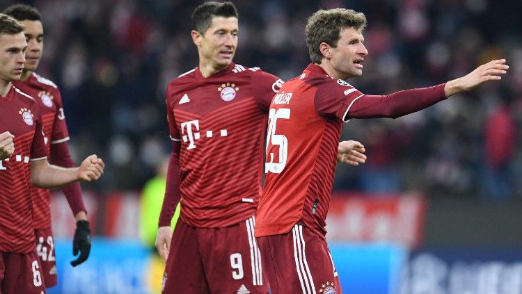 Robert Lewandowski dan Thomas Muller merayakan gol kelima Bayern Munchen ke gawang RB Salzburg (09/03/22). (Foto: REUTERS/Andreas Gebert) Copyright: © REUTERS/Andreas Gebert
