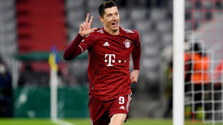 Selebrasi Robert Lewandowski pasca mencetak Hattrick di laga Bayern Munchen vs RB Salzburg (09/03/22). (Foto: REUTERS/Andreas Gebert) Copyright: © REUTERS/Andreas Gebert