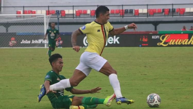 Gelandang Persebaya Surabaya, Marselino Ferdinan berusaha merebut bola yang dikuasai gelandang Persik Kediri, Dionatan Machado, dalam lanjutan Liga 1. Copyright: © Nofik Lukman Hakim/INDOSPORT