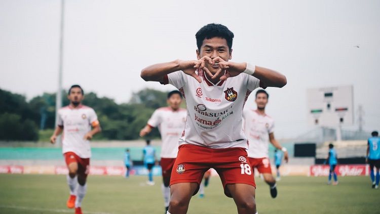 Pemain Karo United melakukan selebrasi usai menceploskan gol ke gawang PS Siak dalam pertandingan Liga 3. Copyright: © Media Karo United FC