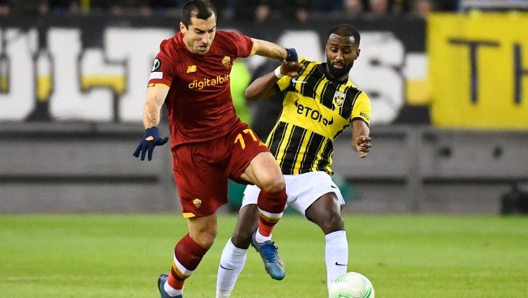 Henrikh Mkhitaryan (kiri) berduel memperebutkan bola di laga Vitesse vs AS Roma (11/03/22). (Foto: REUTERS/Piroschka Van De Wouw) Copyright: © REUTERS/Piroschka Van De Wouw