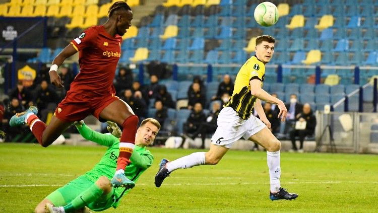 Aksi Tammy Abraham (kiri) di laga Vitesse vs AS Roma (11/03/22). (Foto: REUTERS/Piroschka Van De Wouw) Copyright: © REUTERS/Piroschka Van De Wouw