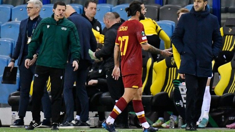 Gelandang AS Roma, Sergio Oliveira keluar lapangan usai mendapat kartu merah di laga kontra Vitesse dalam ajang Liga Konferensi Eropa (11/03/22). (Foto: REUTERS/Piroschka Van De Wouw) Copyright: © REUTERS/Piroschka Van De Wouw