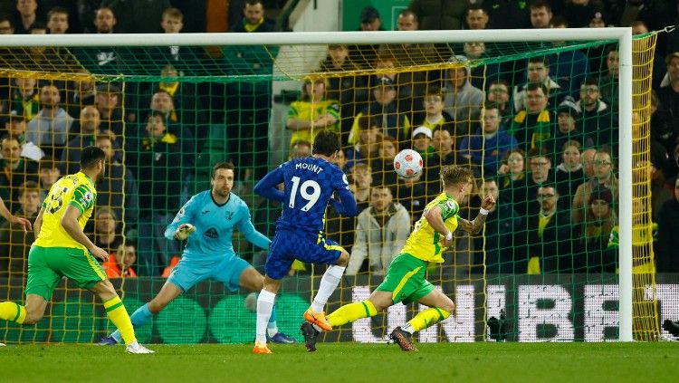 Mason Mount melepaskan tembakan yang berbuah gol di laga Norwich City vs Chelsea (11/03/22). (Foto: Reuters/Andrew Boyers) Copyright: © Reuters/Andrew Boyers