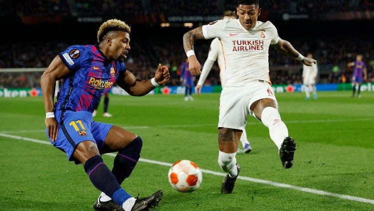 Adama Traore (kiri) melepaskan umpan silang di laga Barcelona vs Galatasaray (11/03/22). (Foto: REUTERS/Albert Gea) Copyright: © REUTERS/Albert Gea