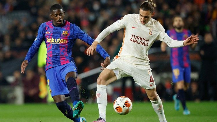 Ousmane Dembele (kiri) berebut bola dengan lawan di laga Barcelona vs Galatasaray dalam ajang Liga Europa (11/03/22). (Foto: REUTERS/Albert Gea) Copyright: © REUTERS/Albert Gea