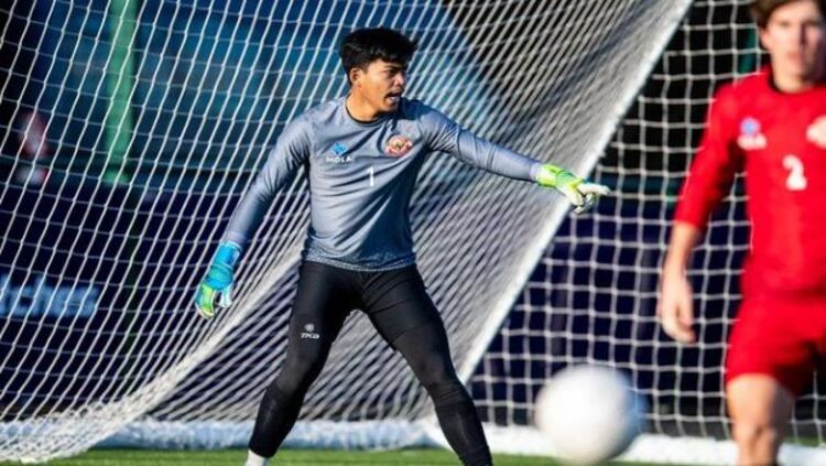 Kiper muda Persija Jakarta, Adre Arido, mendapat pujian dari The Jakmania atas penampilannya meski gawangnya sempat kebobolan dua kali lawan Barito Putra. Copyright: © Mola TV/Program Garuda Select