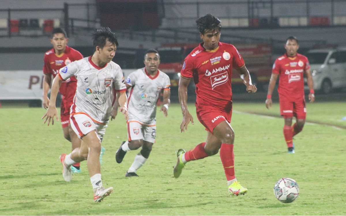 Pergerakan winger Persija Jakarta, Irfan Jauhari dibayangi gelandang Borneo FC, Wahyudi Hamisi dalam laga pekan ke-30 BRI Liga 1 2021/2022, Kamis (10/3/22). Copyright: © Nofik Lukman Hakim/INDOSPORT