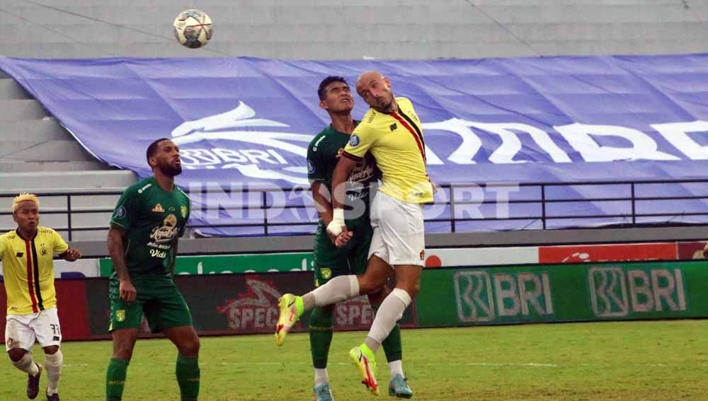 Penyerang Persik Kediri, Youssef Ezzejjari memenangi duel udara dengan bek Persebaya, Rizky Ridho. Foto : Nofik Lukman Hakim/Football265.com Copyright: © Nofik Lukman Hakim/Football265.com