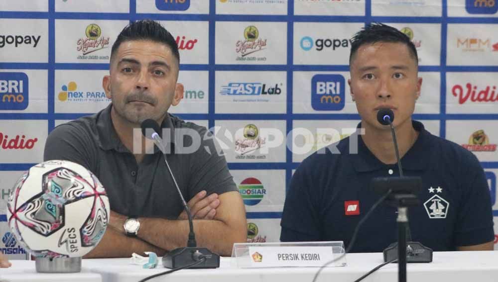Pelatih Persik Kediri, Javier Roca bersama Arthur Irawan. Foto : Nofik Lukman Hakim/Indosport.com Copyright: © Nofik Lukman Hakim/Indosport.com