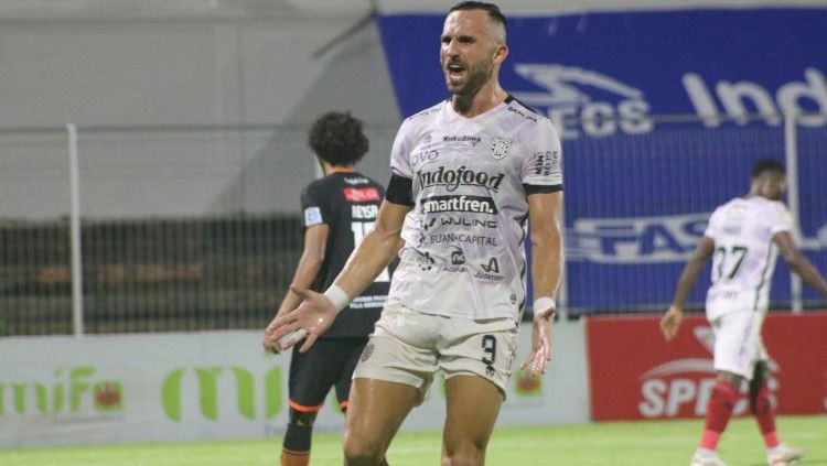 Selebrasi penyerang Bali United, Ilija Spasojevic usai mencetak gol ke-21 nya ke gawang Persiraja Banda Aceh (11/03/22). (Foto: Nofik Lukman Hakim/INDOSPORT) Copyright: © Nofik Lukman Hakim/INDOSPORT