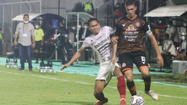 Bek Bali United, Ricky Fajrin mengawal pergerakan gelandang Persiraja Aceh, Bruno Dybal (11/03/22). (Foto: Nofik Lukman Hakim/INDOSPORT) Copyright: © Nofik Lukman Hakim/INDOSPORT