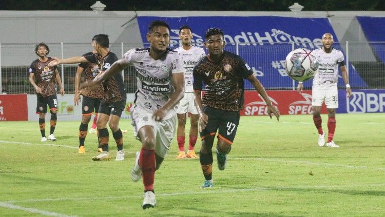 Bek Bali United, Haudi Abdillah saat tampil dalam laga lawan Persiraja Aceh, Jumat (11/3/22) malam. (Foto: Nofik Lukman Hakim/INDOSPORT) Copyright: © Nofik Lukman Hakim/INDOSPORT