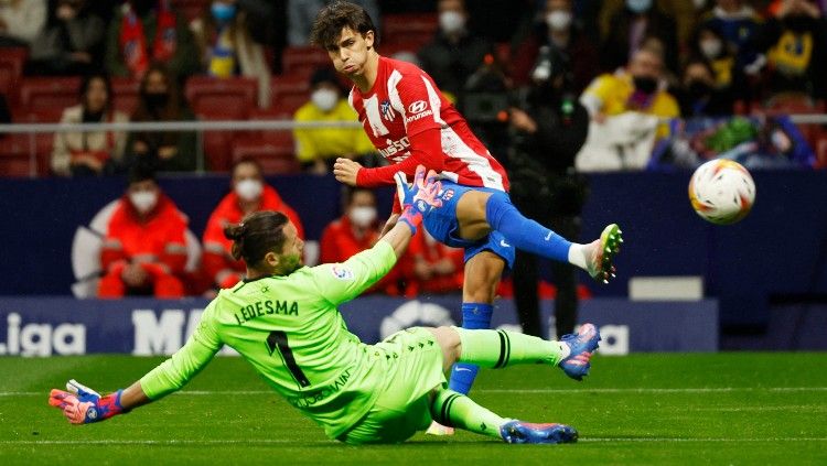 Joao Felix melepaskan tembakan yang berbuah gol di laga Atletico Madrid vs Cadiz (12/03/22). (Foto: REUTERS/Susana Vera) Copyright: © REUTERS/Susana Vera