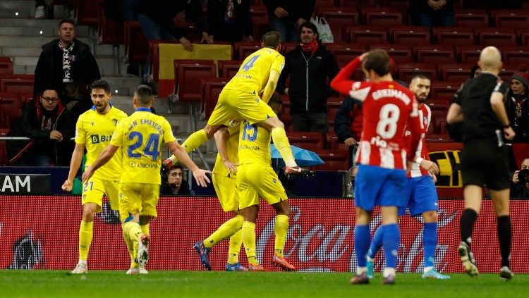 Selebrasi para pemain Cadiz usai Alvero Negredo membobol gawang Atletico Madrid (12/03/22) lalu. (Foto: REUTERS/Susana Vera) Copyright: © REUTERS/Susana Vera