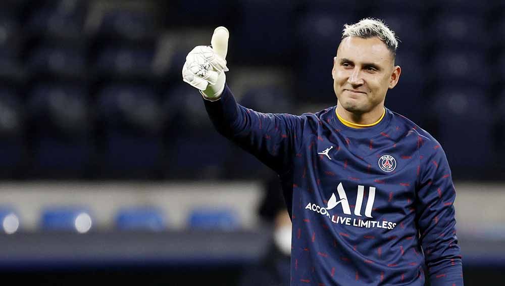 Klub Liga Italia (Serie A) Napoli dilaporkan kian dekat untuk menggaet tanda tangan kiper Paris Saint-Germain, Keylor Navas. Copyright: © Reuters/Juan Medina