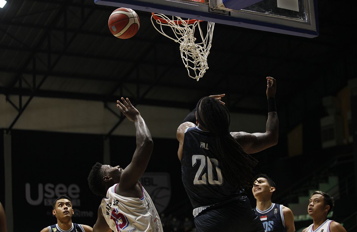 Evos Thunder (hitam) berhasil mengalahkan Amartha Hangtuah (putih) 51-46 pada lanjutan IBL 2022 di Hall A Basket Senayan, Jakarta, Sabtu (12/03/22). Copyright: © Herry Ibrahim/INDOSPORT
