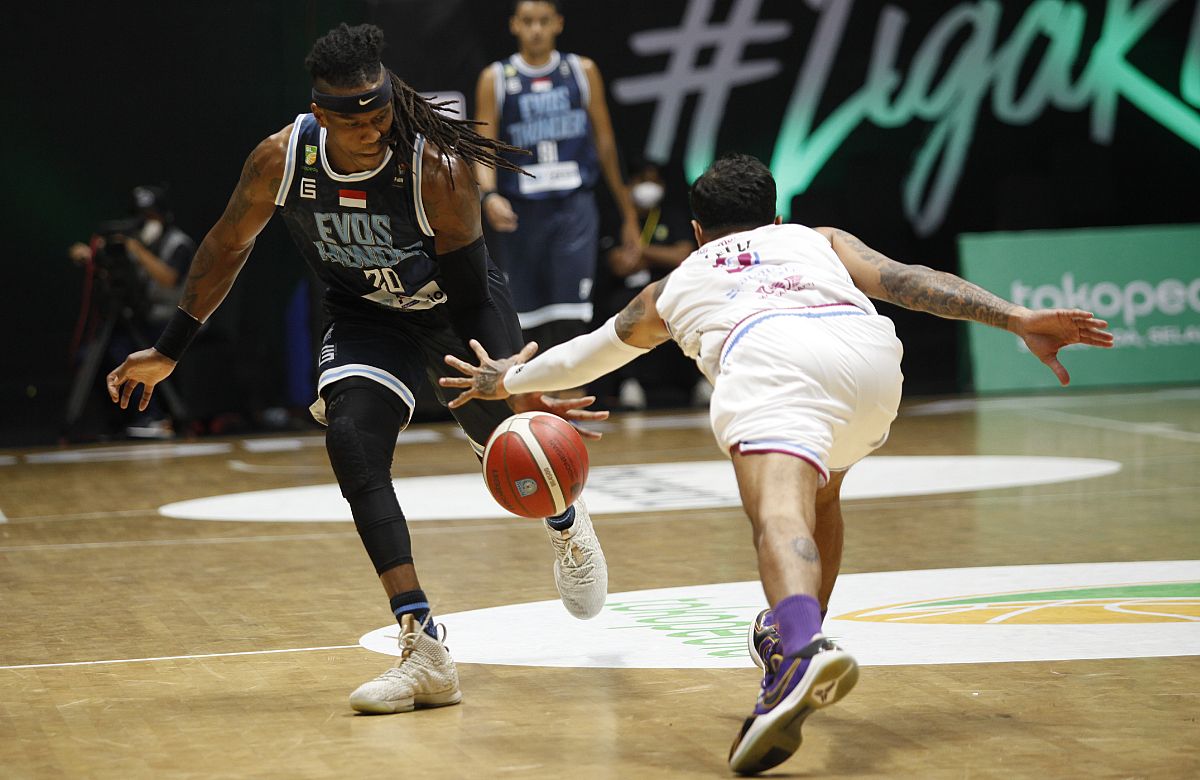 Evos Thunder (hitam) saat mengalahkan Amartha Hangtuah (putih) 51-46 di IBL 2022 lalu. Copyright: © Herry Ibrahim/INDOSPORT