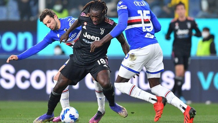 Moise Kean (tengah) mencoba keluar dari hadangan lawan di laga Sampdoria vs Juventus (13/03/22). (Foto: REUTERS/Jennifer Lorenzini) Copyright: © REUTERS/Jennifer Lorenzini