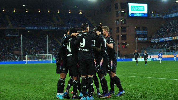 Skuat Juventus merayakan gol pertamanya di laga kontra Sampdoria (13/03/22). (Foto: REUTERS/Jennifer Lorenzini) Copyright: © REUTERS/Jennifer Lorenzini