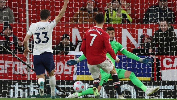 Cristiano Ronaldo bersaing di top skor Liga Inggris usai mencetak hattrick di laga Manchester United vs Tottenham Hotspur (13/03/22). (Foto: REUTERS/Phil Noble) Copyright: © REUTERS/Phil Noble