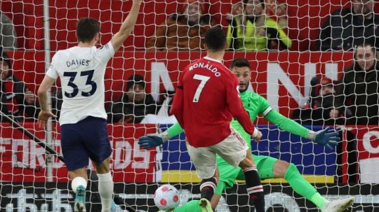 Cristiano Ronaldo mencetak gol keduanya di laga Manchester United vs Tottenham Hotspur (13/03/22). (Foto: REUTERS/Phil Noble) Copyright: © REUTERS/Phil Noble