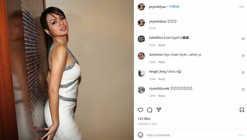 Artis Indonesia, Yeyen Lidya, terlihat semakin memiliki body goal idaman kaum wanita saat menyiram tanaman di rumahnya. Foto: Instagram@yeyenlidyaa Copyright: © Instagram@yeyenlidyaa