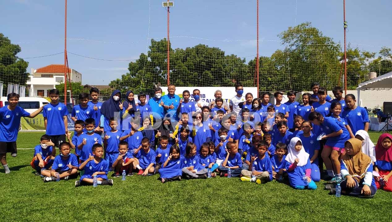 Manajemen merayakan ulang tahun Persib Bandung ke-89 secara sederhana di Lapangan Soccer Republic Pasteur, Kota Bandung, Senin (14/03/22). Copyright: © Arif Rahman/Soicaumienbac.cc