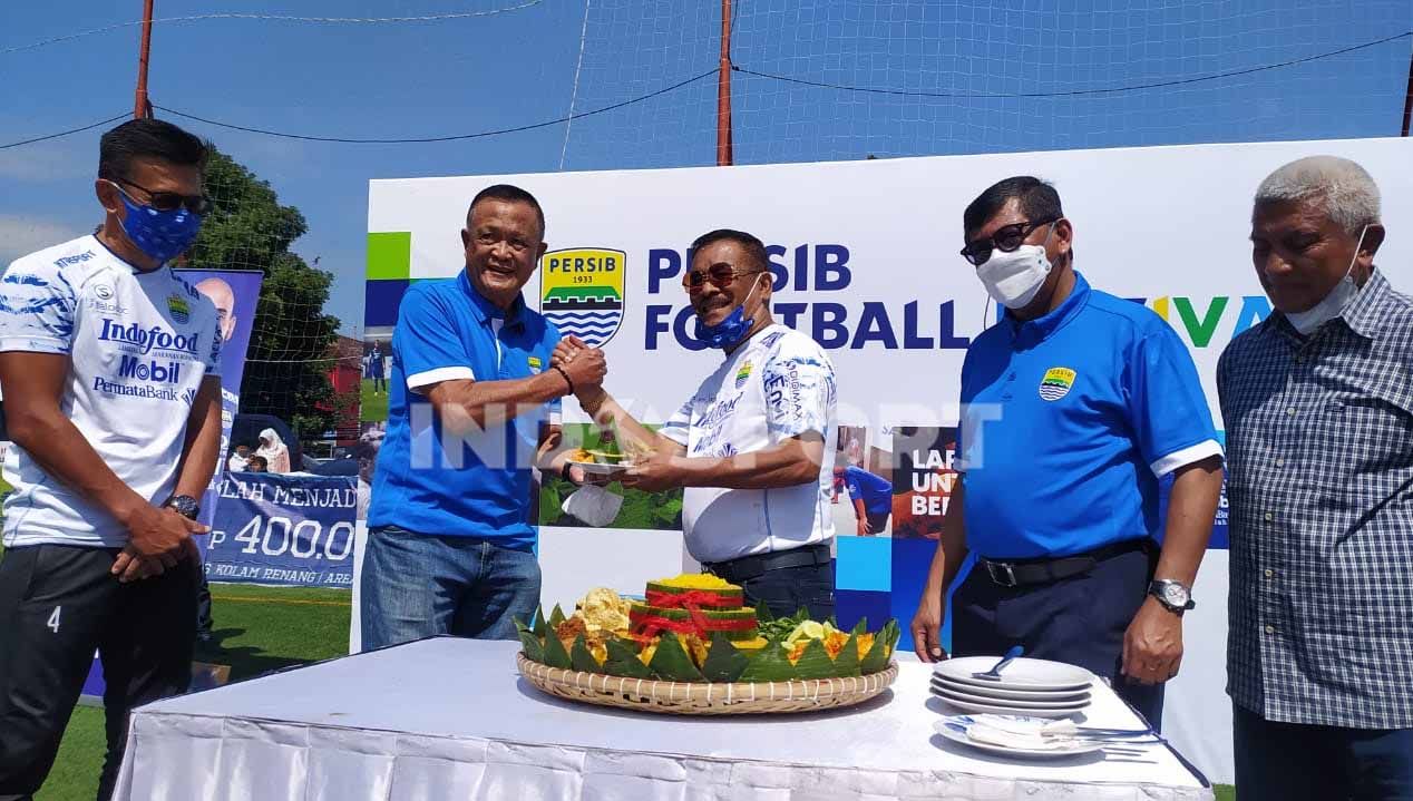 Manajemen merayakan ulang tahun Persib Bandung ke-89 Lapangan Soccer Republic Pasteur, Kota Bandung, Senin (14/03/22). Copyright: © Arif Rahman/Football265.com