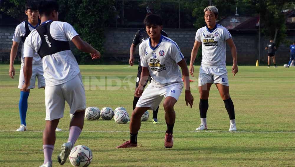 Gelandang Arema FC, Jayus Hariono saat sesi latihan di Gelora Trisaksi, Legian, Kuta, Badung, Senin (14/3/3/22). Foto: Nofik Lukman Hakim/Indosport.com Copyright: © Nofik Lukman Hakim/Indosport.com