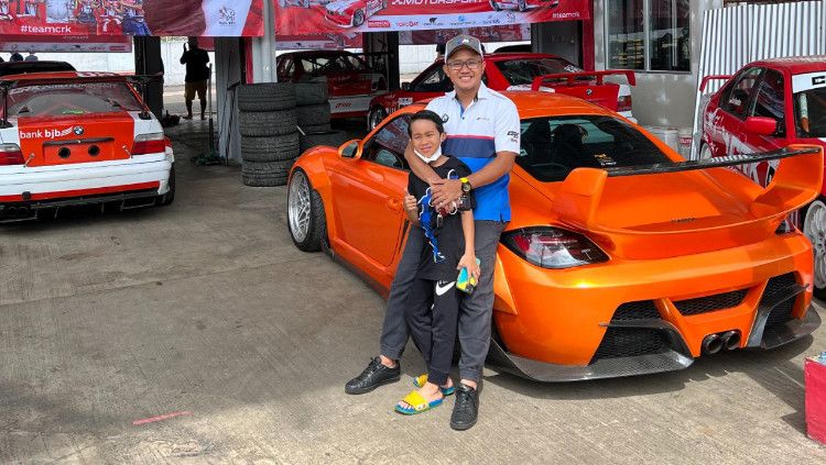 Pembalap cilik berbakat Abyan Aqila bersama sang ayah, Moch. Chandra Kurniawan. Abyan akan mengikuti putaran kedua Kejurnas Gokart Eshark Rok Cup Indonesia 2022. Copyright: © Dok. Abyan Aqila