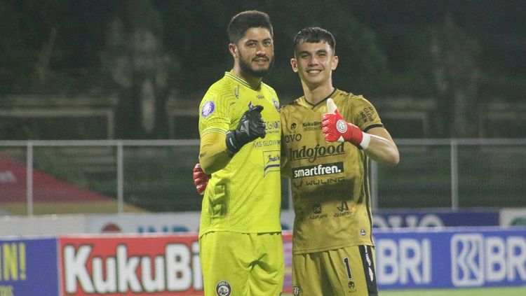 Tampil gemilang, kiper Arema FC yakni Adilson Maringa, diserbu dan kebanjiran pujian dari pemain Bali United saat kedua tim bertemu di lanjutan BRI Liga 1 2021/2022. (Foto: Nofik Lukman Hakim/INDOSPORT) Copyright: © Nofik Lukman Hakim/INDOSPORT