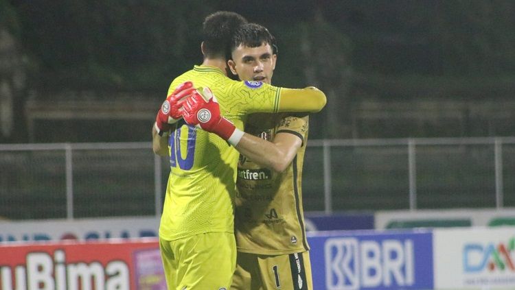 Adilson Maringa (Arema) dan Nadeo Argawinata (Bali United) berpelukan sesuai laga Liga 1 (Foto: Nofik Lukman Hakim/INDOSPORT) Copyright: © Nofik Lukman Hakim/INDOSPORT