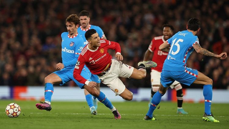 Cristiano Ronaldo dilanggar di Laga Liga Champions Manchester United vs Atletico Madrid (Foto: REUTERS/Phil Noble) Copyright: © REUTERS/Phil Noble