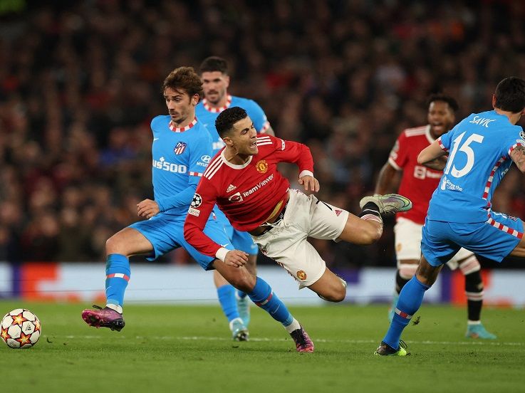 Cristiano Ronaldo dilanggar di Laga Liga Champions Manchester United vs Atletico Madrid (Foto: REUTERS/Phil Noble) Copyright: © REUTERS/Phil Noble