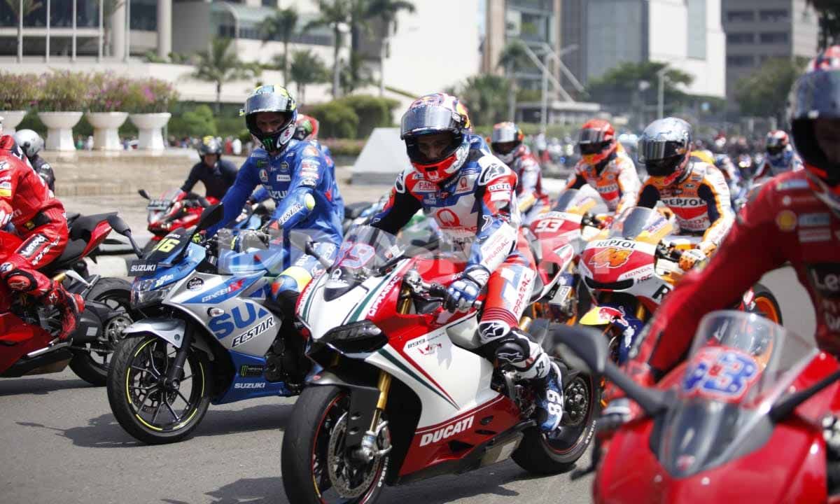 Beberapa pebalap MotoGP seperti Marc Marquez, Joan Mir melakukan parade motor dari Istana Merdeka menuju Bunderan HI pada  Rabu (16/03/22). Acara ini digelar untuk menyambut pagelaran MotoGP Mandalika 2022. Foto: Herry Ibrahim/INDOSPORT Copyright: © Herry Ibrahim/Indosport.com