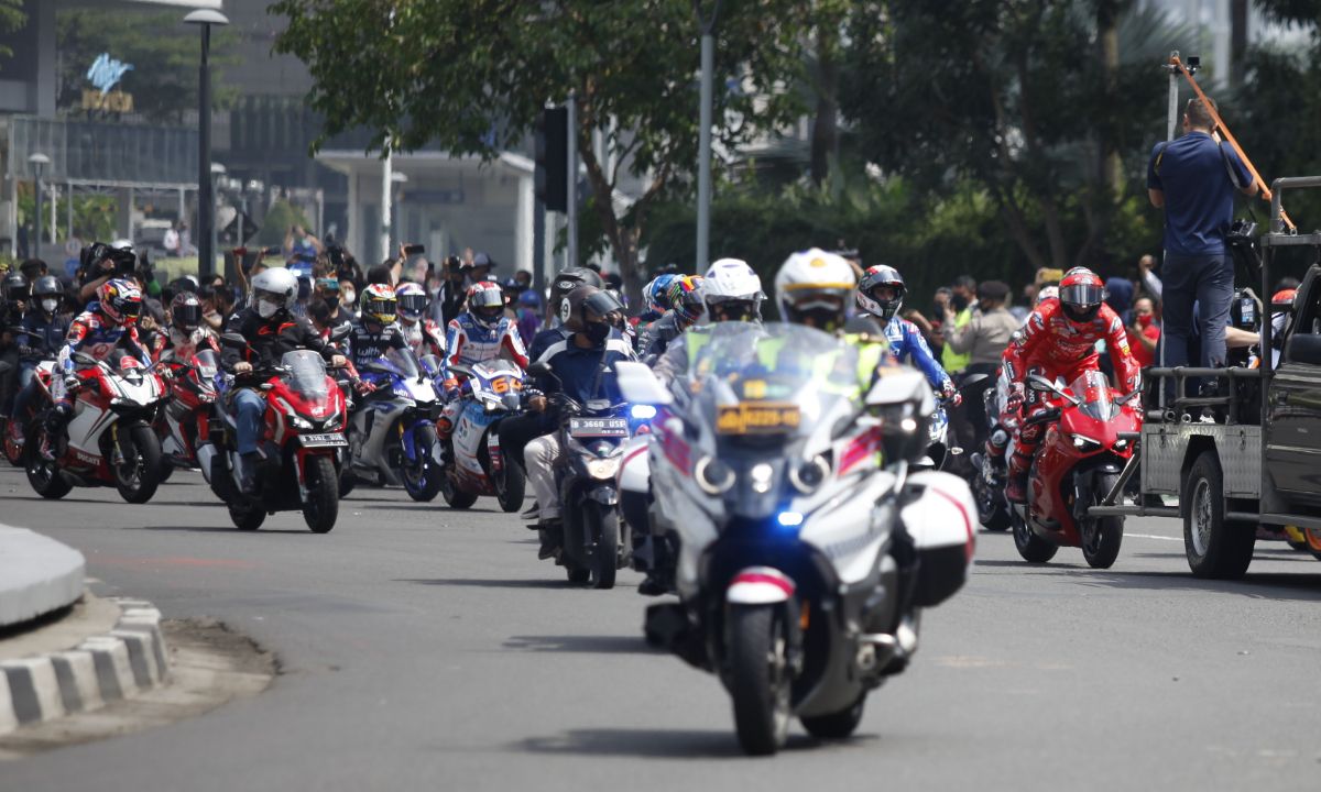 Beberapa pebalap MotoGP seperti Marc Marquez, Joan Mir melakukan parade motor dari Istana Merdeka menuju Bunderan HI pada  Rabu (16/03/22). Acara ini digelar untuk menyambut pagelaran MotoGP Mandalika 2022. Copyright: © Herry Ibrahim/INDOSPORT