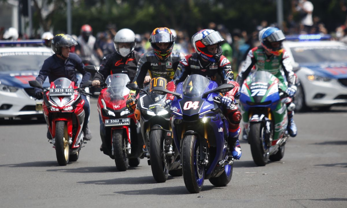 Beberapa pebalap MotoGP seperti Marc Marquez, Joan Mir melakukan parade motor dari Istana Merdeka menuju Bunderan HI pada  Rabu (16/03/22). Acara ini digelar untuk menyambut pagelaran MotoGP Mandalika 2022. Copyright: © Herry Ibrahim/INDOSPORT