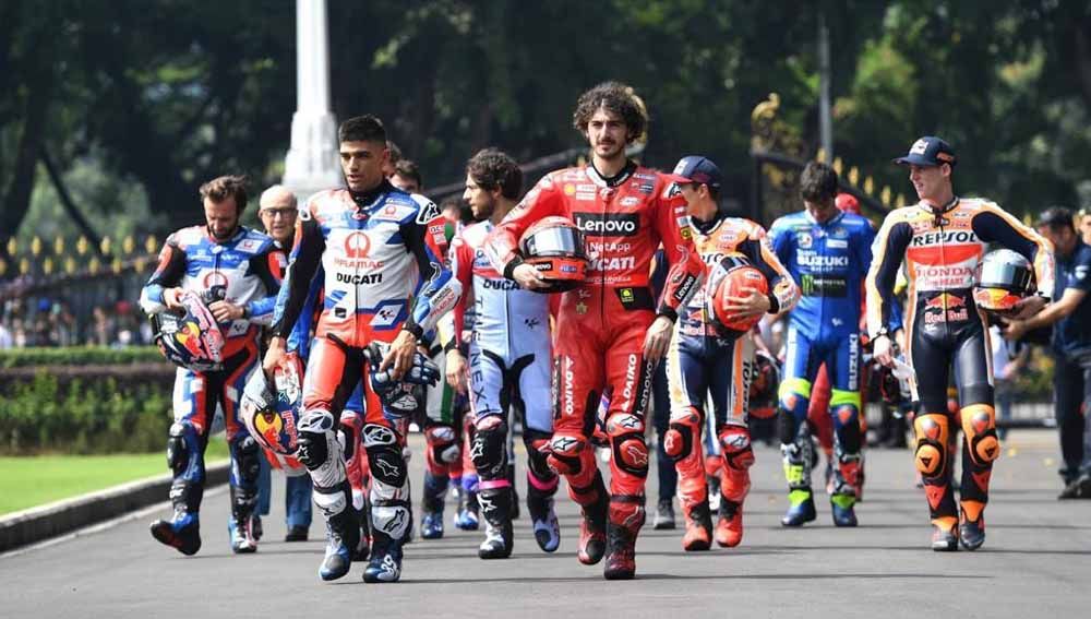 Para pebalap MotoGP berjalan menuju Istana Negara, Jakarta, Rabu (16/03/22). Foto: Biro Pers, Media dan Informasi Sekretariat Presiden Copyright: © Biro Pers, Media dan Informasi Sekretariat Presiden