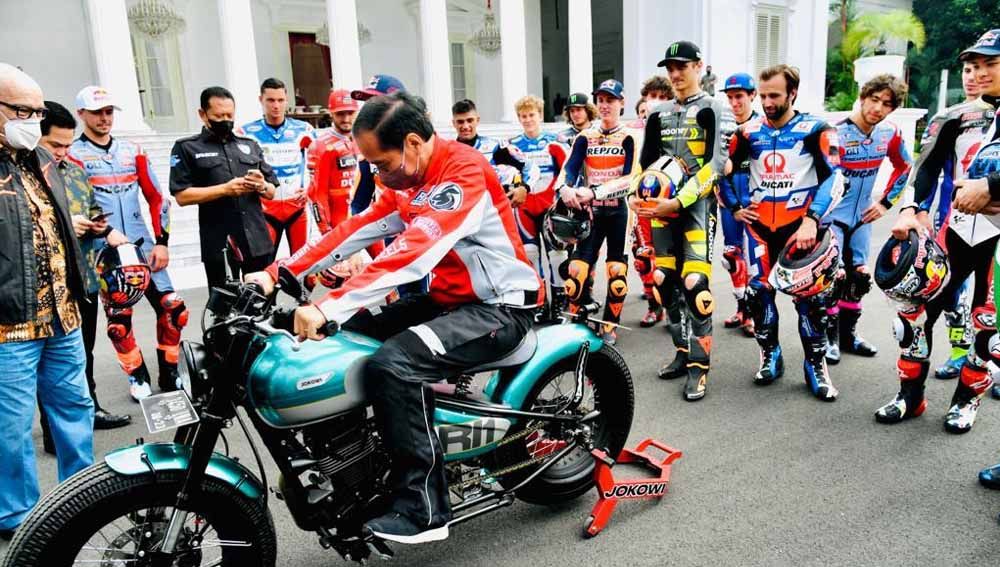 Presiden Joko widodo saat memperlihatkan motor antiknya pada para pebalap motoGP di Istana Negara, Rabu (16/03/22). Foto: Biro Pers, Media dan Informasi Sekretariat Presiden Copyright: © Biro Pers, Media dan Informasi Sekretariat Presiden