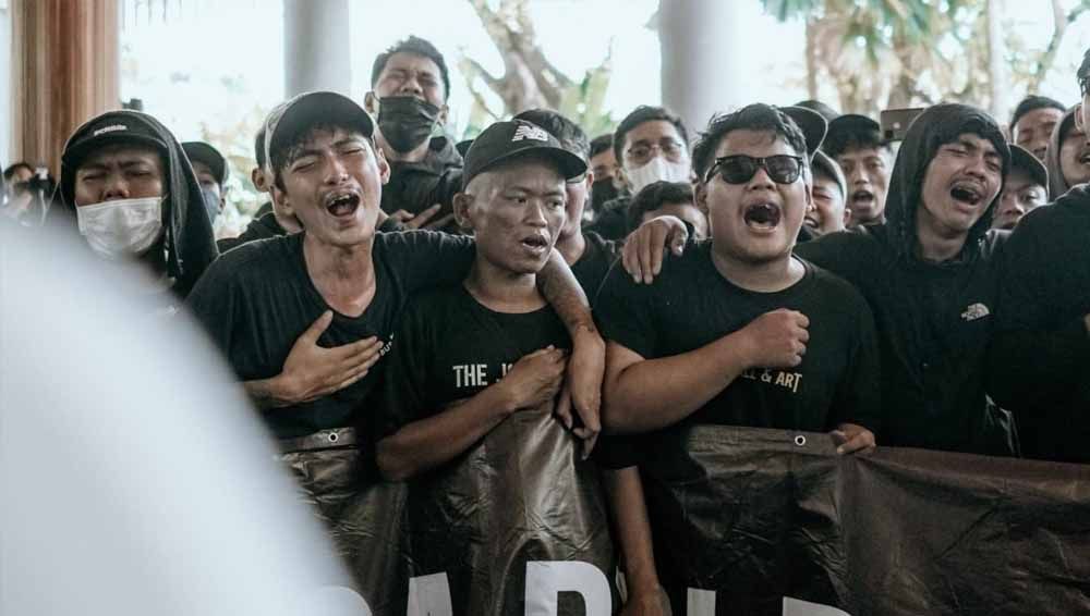 Ratusan suporter PSS Sleman sambangi PSS di Bali, Berikan Dukungan dan Motivasi. Foto: Twitter@PSSleman Copyright: © Twitter@PSSleman