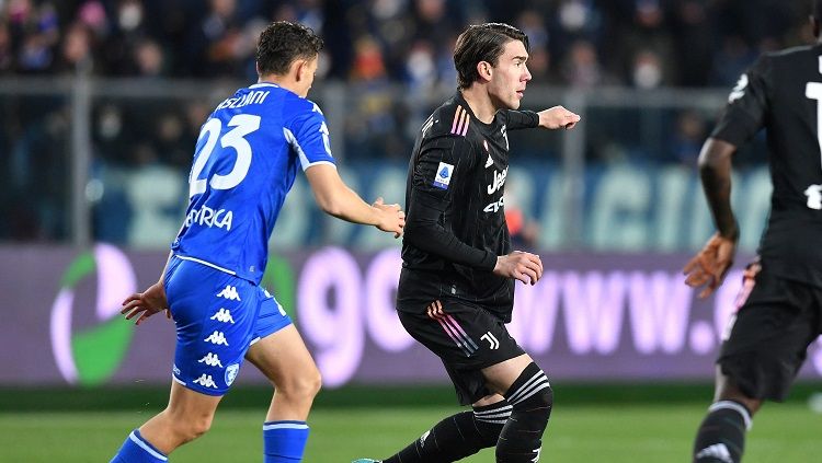 Kristjan Asllani (Empoli) mengawal Dusan Vlahovic (Juventus) di Liga Italia (Foto: REUTERS/Jennifer Lorenzini) Copyright: © REUTERS/Jennifer Lorenzini