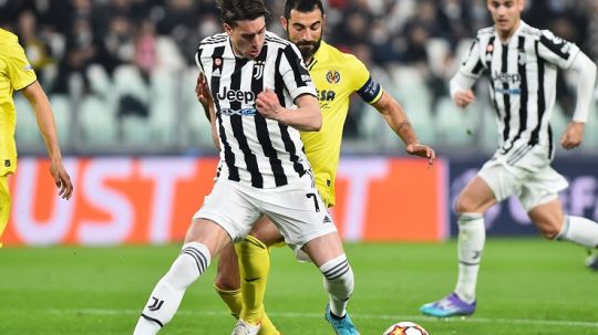 Aksi Dusan Vlahovic di laga Juventus vs Villarreal di Liga Champions. (Foto: REUTERS/Massimo Pinca) Copyright: © REUTERS/Massimo Pinca