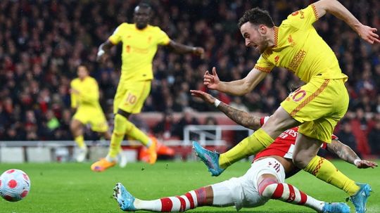 Diogo Jota Mencetak Gol di laga Liga Inggris Arsenal vs Liverpool (Foto: REUTERS/David Klein) Copyright: © REUTERS/David Klein