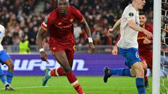 Selebrasi Tammy Abraham Usai Cetak Gol Buat AS Roma di UEFA Conference League Copyright: © REUTERS/Alberto Lingria