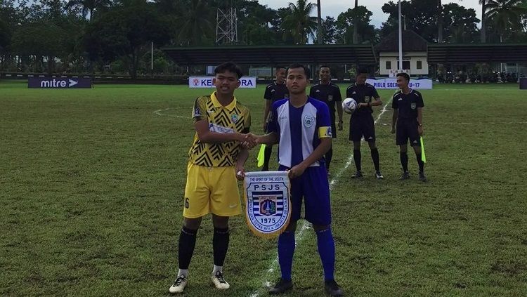 Kapten PSJS Jaksel bersalaman dengan lawan sebelum pertandingan Piala Soeratin U-17, Jumat (18/3/22). Copyright: © Media PSJS Jaksel