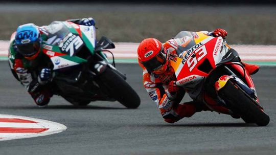 Pembalap LCR Honda Alex Marquez dan pembalap Repsol Honda Marc Marquez saat beraksi di Sirkuit Internasional Mandalika, Kuta, Lombok, Sabtu (19/03/22). Foto: Reuters/Willy Kurniawan Copyright: © Reuters/Willy Kurniawan
