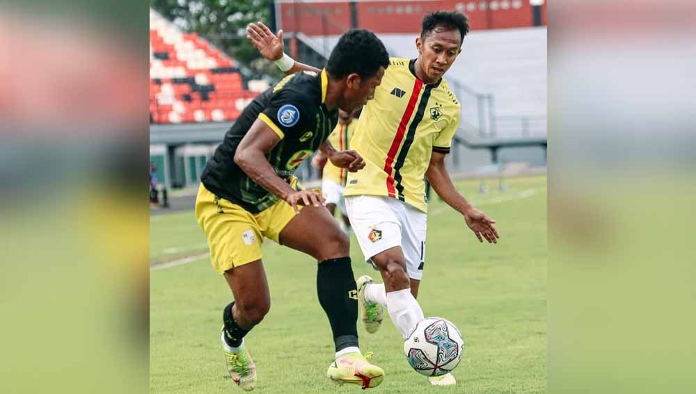 Pemain Barito Putra lakukan penghadangan pada pemain Persik Kediri di laga BRI Liga 1. Foto: MO Persik Copyright: © MO Persik